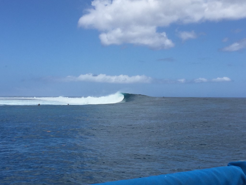 Left Break Haapiti - The "beginner break" 2 - 3m faces breaking over coral 1m deep