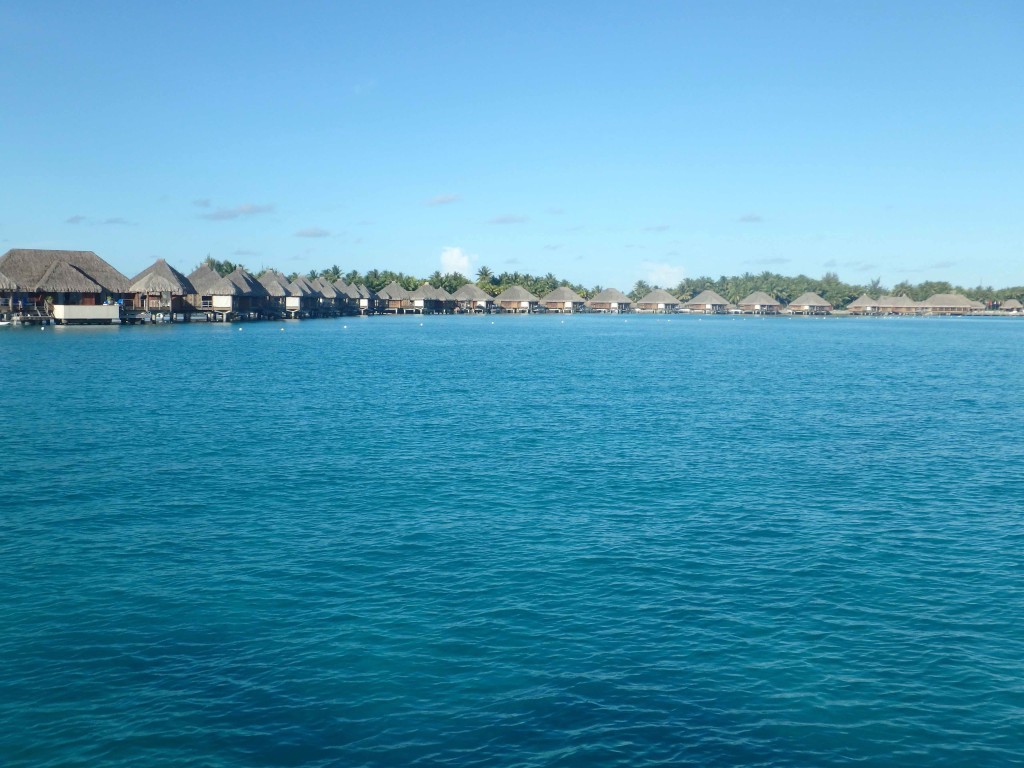 Shoreside Lodging - The lagoon is dotted with tourist accommodations